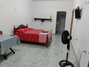 Quarto privativo com mini cozinha